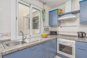 Kuchyňa alebo kuchynka v ubytovaní Fuengirola penthouse with seaviews close to the beach by Costarentals - Ref 06