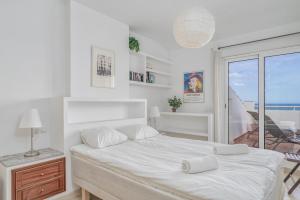Posteľ alebo postele v izbe v ubytovaní Fuengirola penthouse with seaviews close to the beach by Costarentals - Ref 06