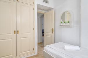 Posteľ alebo postele v izbe v ubytovaní Fuengirola penthouse with seaviews close to the beach by Costarentals - Ref 06