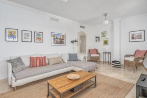 Posedenie v ubytovaní Fuengirola penthouse with seaviews close to the beach by Costarentals - Ref 06