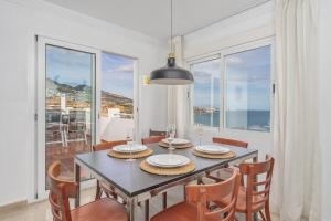 - une salle à manger avec une table, des chaises et des fenêtres dans l'établissement Fuengirola apartment close to the beach Ref 06, à Torremolinos