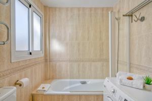 Kúpeľňa v ubytovaní Fuengirola penthouse with seaviews close to the beach by Costarentals - Ref 06
