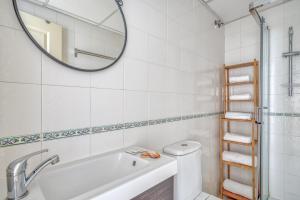 Kúpeľňa v ubytovaní Fuengirola penthouse with seaviews close to the beach by Costarentals - Ref 06