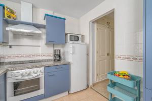 Kuchyňa alebo kuchynka v ubytovaní Fuengirola penthouse with seaviews close to the beach by Costarentals - Ref 06