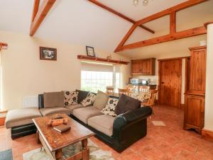 The Granary في Castlerichard: غرفة معيشة مع أريكة وطاولة