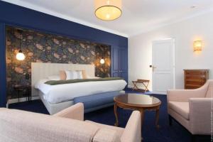 Postel nebo postele na pokoji v ubytování Le Manoir Hôtel