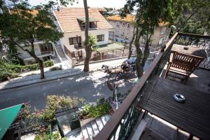 una vista aérea de un balcón con un perro con correa en Büyükada Anastasia Meziki History Mansion en Buyukada