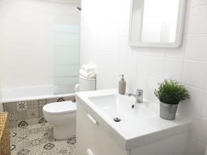 Ένα μπάνιο στο Apartamento La Zurri near Kursaal +21 φωτογραφίες