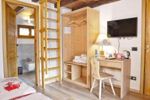 a room with a desk and a room with a bed at Fohre1748 in Gressoney-la-Trinité