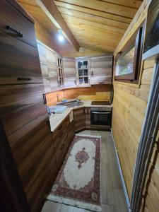 una cucina in una casetta minuscola con lavandino di River Homes Bihac a Bihać
