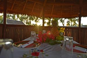 stół z talerzem jedzenia na górze w obiekcie Villa Meva w mieście Antanamitarana Atsimo