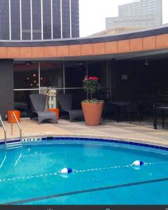 - une piscine au-dessus d'un bâtiment dans l'établissement Awesome! Apartment in Downtown Dallas, à Dallas