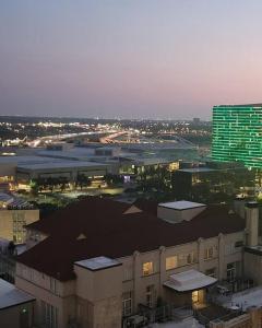 - une vue sur une ville de nuit avec des bâtiments dans l'établissement Awesome! Apartment in Downtown Dallas, à Dallas