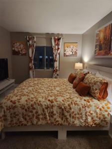 - une chambre avec un grand lit et une télévision dans l'établissement Awesome! Apartment in Downtown Dallas, à Dallas