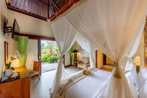 Postel nebo postele na pokoji v ubytování Anumana Village Ubud