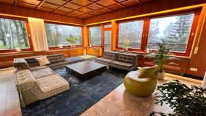duży salon z kanapami i oknami w obiekcie Unsereins Hotel w mieście Bad Steben