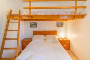 1 dormitorio con 2 literas y escalera en Casa Ozcoidi, acogedor alojamiento con jardín y piscina en el centro de Navarra, en Pitillas
