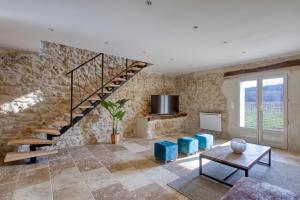 een woonkamer met een trap en een tafel bij Les Bellangers 1 - Piscine et Jacuzzi in Artigues