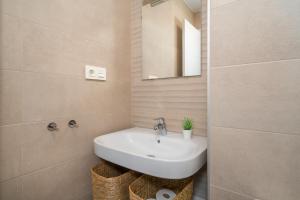 un baño con lavabo y espejo en Central Family Lodging by Costarentals - Ref 111, en Fuengirola