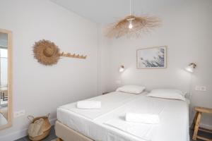 Un dormitorio blanco con una cama y un espejo. en Central Family Lodging by Costarentals - Ref 111, en Fuengirola