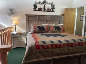 - une chambre avec un lit et une tête de lit en bois dans l'établissement Lifts West 208 With Wifi, à Red River