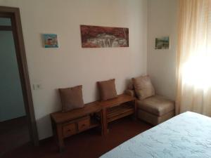 Pokój z kanapą, stołem i krzesłem w obiekcie Appartamento Loretta w mieście Marciana Marina