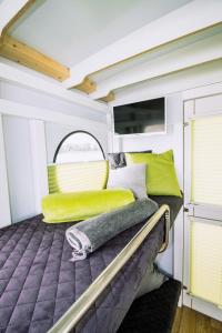 - une chambre avec 2 lits superposés dans une caravane dans l'établissement Hausboot FIONA im Yachthafen Berlin - Schmöckwitz - Spree und Müggelsee, à Berlin