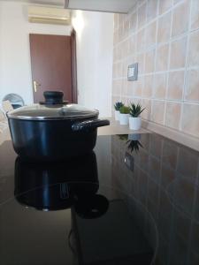 uma casa de banho com um WC sentado numa mesa em Chilù em Cagliari