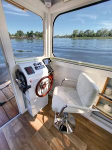 uma vista para o cockpit de um barco em Hausboot FIONA im Yachthafen Berlin - Schmöckwitz - Spree und Müggelsee em Berlim