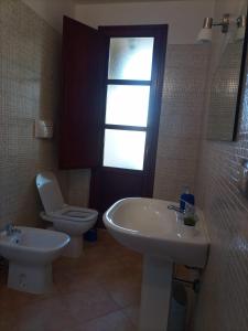 uma casa de banho com um WC e um lavatório em Chilù em Cagliari