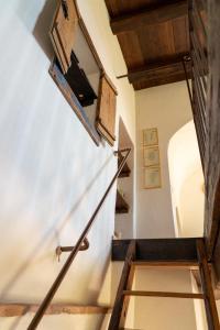 eine Treppe in einem Zimmer mit Holzdecken in der Unterkunft La Locanda di Emma in Maratea