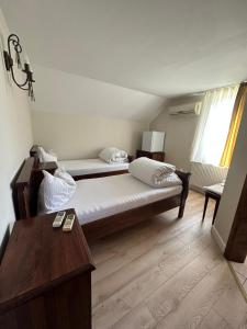 um quarto com uma cama, uma mesa e uma janela em ROUTE79 em Oradea