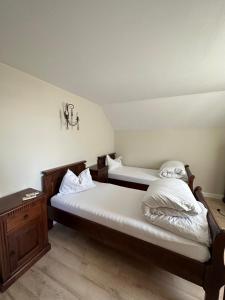 um quarto com duas camas e uma mesa de cabeceira em ROUTE79 em Nojorid