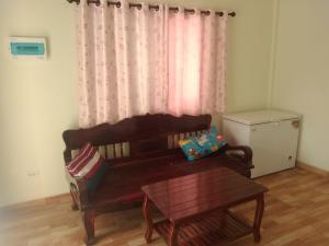 sala de estar con sofá y ventana en Apartment en Prachuap Khiri Khan