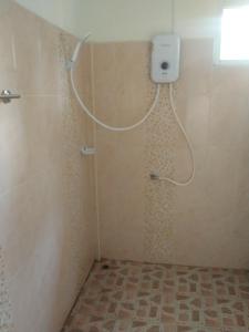 uma casa de banho com uma cabeça de chuveiro em Apartment em Prachuap Khiri Khan