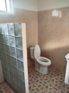 łazienka z toaletą ze szklaną ścianą w obiekcie Apartment w mieście Prachuap Khiri Khan