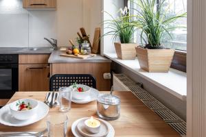 a table with plates of food on it in a kitchen at Haus KÖ 17 in Norderstedt