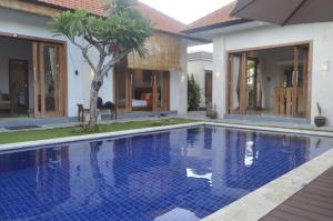a swimming pool in the backyard of a villa at Banyu Riris Villa Lovina Private Villa in Banjar +3 photos