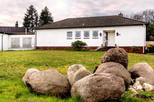 une pile de rochers devant une maison dans l'établissement Haus KÖ 17, à Norderstedt