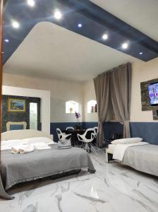 カタンザーロにあるPRESTIGE casa vacanzeの広いベッドルーム(ベッド2台、デスク付)