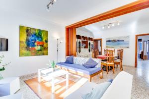 sala de estar con sofá azul y mesa en Cas Sastre 8 en Alcudia