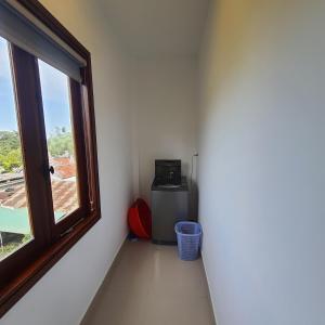 d'un coin d'une chambre avec une fenêtre et un appareil dans l'établissement KenPi Homestay, à Hue
