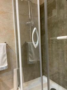łazienka z prysznicem i szklanymi drzwiami w obiekcie Relax en primera linea A w mieście El Campello +21 zdjęć