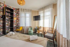 TV a/nebo společenská místnost v ubytování Ama Hôtel