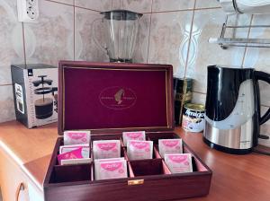 Turnu MăgureleにあるCozy Apartmentのカウンターの上に座るマシュマロ箱