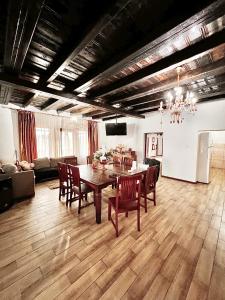 Pensiunea Roxana في بوزاو: غرفة معيشة مع طاولة وكراسي خشبية