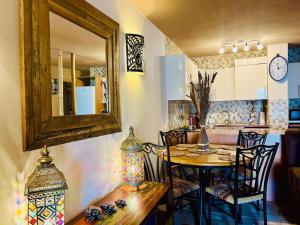 comedor con mesa, sillas y espejo en Elegant apartment in Amarilla Golf - FW 411, en San Miguel de Abona