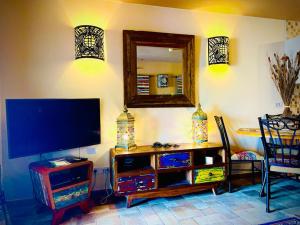 sala de estar con TV de pantalla plana y mesa en Elegant apartment in Amarilla Golf - FW 411, en San Miguel de Abona