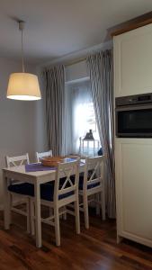 een keuken met een tafel en stoelen en een raam bij Haus Guentli in Mittelberg