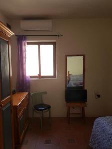 una camera con scrivania, specchio e letto di Traditional Maltese House in Birgu 